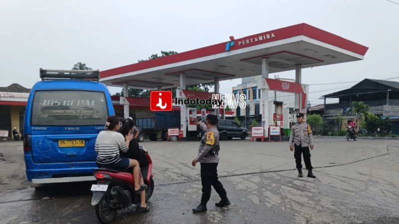 Polsek Siantar Utara Montoring dan Gatur Lalin Distribusi BBM di SPBU Wilkumya